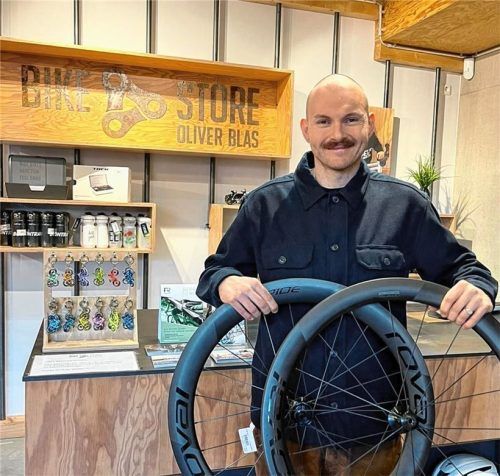 Thomas Reile, Mitarbeiter eines Raublinger Fahrradladens, stoppte den Diebstahl zweier hochwertiger Laufräder.Foto Re