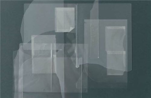 Tina Haase verdichtet und überlagert in ihren Bildern Alltagsgegenstände. re