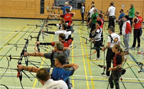 Tollen Bogensport hat es bei den zweitägigen Liga-Wettkämpfen in der Grabenstätter Turn- und Mehrzweckhalle gegeben. Foto mmü