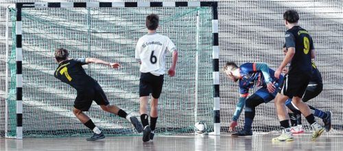 Tor für den SC Fürstenfeldbruck im Gruppenspiel der B-Junioren gegen die Mannschaft des Gastgebers SG Schnaitsee/Grünthal/Waldhausen.Foto Christian Mühlhofer