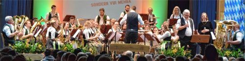 Über einen ausverkauften Saal konnte sich die Halfinger Blasmusik freuen. Foto re
