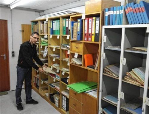Über sechs Jahre recherchierte Thomas Stelzer in seiner knappen Freizeit in Archiven, alten Büchern und im Internet für sein Heimatbuch „Lampferding“. Foto Privat