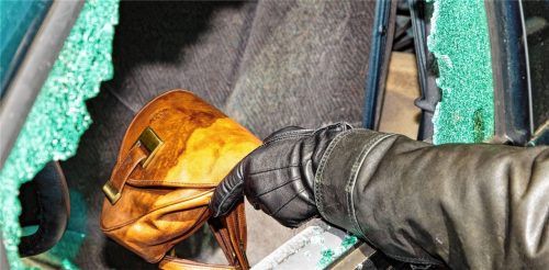 Um an seine Beute zu kommen, musste der Dieb in Kolbermoor noch nicht einmal die Scheibe der Autos einschlagen (Symbolfoto). Denn alle Opfer hatten ihre Fahrzeuge unverriegelt zurückgelassen. Foto Imago