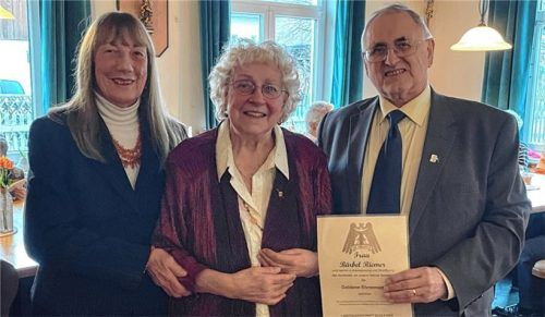Unter großem Beifall der Vereinsmitglieder verlieh Dr. Gotthard Schneider (rechts) zusammen mit Ute Hartmann (links) die Goldene Ehrennadel der Landsmannschaft Schlesien an die sichtlich gerührte und überraschte Bärbel Riemer (Mitte).Foto Neuwirth