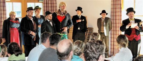 Unüberhörbar verkündete Progoderix Kaasnix „Haggä“ (rechts): „Gscheit g´feiert weard nach der Trauung beim Riedl und ned beim Killä“. Foto strim