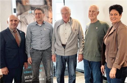 Verabschiedung der langjährigen Bezirksfunktionäre: Manuela Kohlhofer, Hans Trommler, Helmut Angerer und Stefan Maier durch Denis Weisser (von rechts).Foto re