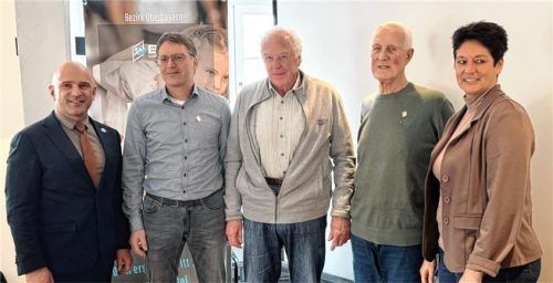 Verabschiedung der langjährigen Bezirksfunktionäre (von rechts)  Manuela Kohlhofer, Hans Trommler, Helmut Angerer und Stefan Maier durch Denis Weisser. Foto RE
