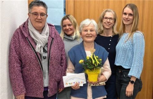 Verwaltungsleiterin Sabine Materna (links) vom Katholischen Kita-Verbund Haag verabschiedete Anneliese Hirschhuber (Mitte) in den wohlverdienten Ruhestand. Daniela Suljic (Kita-Leiterin in Kirchdorf, Zweite von links), ihre Stellvertreterin Carina Stöckel (rechts) sowie Kerstin Matschi, Verwaltungsmitarbeiterin des Kita-Verbunds, bedankten sich ebenfalls für die gute Zusammenarbeit.Foto re