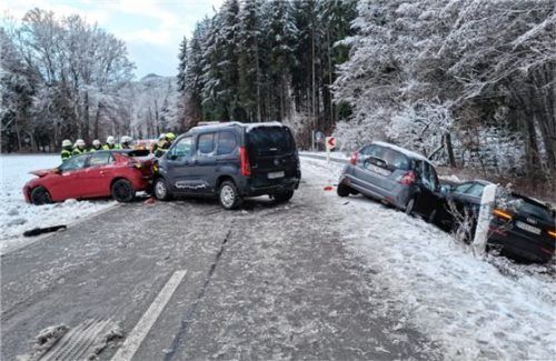Vier Autos sind bei Brannenburg zusammengekracht und teilweise auch in einen Graben geschleudert worden. Foto reisner