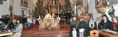 Volksmusik erklang in der Flintsbacher Pfarrkirche St. Martin: (von links) Die „Innsaiten-Musi“, im Seitenstuhl ein Teil der Sternsinger mit Lektor Lothar Heusler, am Altar Wortgottesdienstleiterin Irmingard Weiner, daneben die „Rimstinger Sänger“, begleitet von Peter Anderl auf der Zither. Rechts der „Stiegelburg Gsang“ und die „Stiegelburg Saitenmusi“ (Zither und Gitarre). Foto WEISS