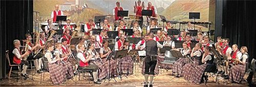Voller Einsatz: Die Musikkapelle Aschau unter ihrem Dirigenten Michael Morgott. Foto Kirchner