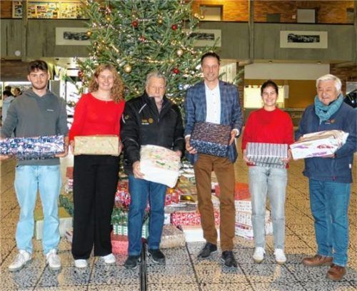 Voller Freude wurden die Pakete übergeben.Foto Baumann