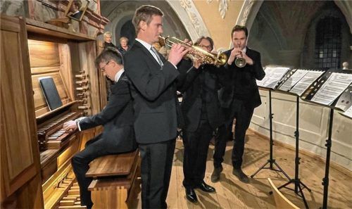 Von der Empore herab ließen Orgel (Johannes Berger), Trompeten (von links: Johannes Moritz, Guido Segers und Matthew Sadler) sowie Pauke (Adriaan Feyaerts) und Sopranistin Marianna Herzig das alte Jahr mit barocken Weisen ausklingen und begrüßten das neue Jahr.Foto kirchner