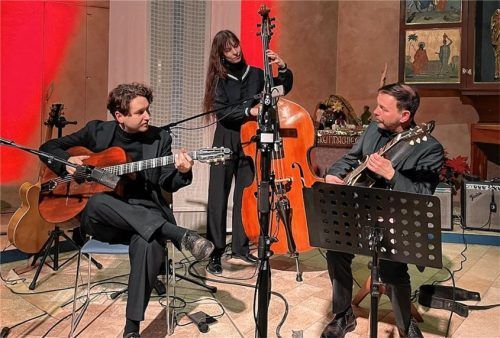 Von Filmmusik bis Gipsy Jazz: (von links) Elias Prinz, Ida Valentina Koch und Philipp Stauber gaben ein virtuoses Konzert in der evangelischen Kirche Prien.Foto kirchner