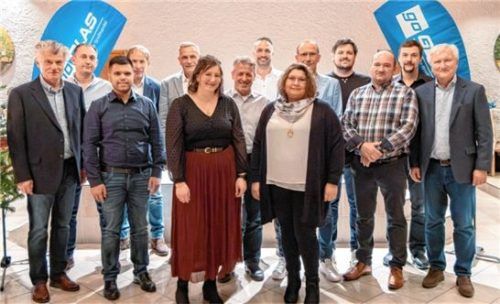 Von links: Geschäftsführer Dipl. BW Dieter Glas, Damir Bijelic, Erik Pöppl, Thomas Heibler, Walter Held, Monika Vetter, Knut Harter, Florian Wendl, Stephanie Braml, Stephan Schwarzenböck, Tobias Sommer, Hubert Saxstetter, Matthias Baumgartner, Geschäftsführer Peter Glas. Foto Martin Giermann