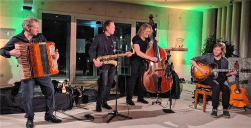 Vor ausverkauftem Haus trat in Kieferfelden die Band Quadro Nuevo auf: (von links) Andreas Hinterseher (Akkordeon), Mulo Francel (Saxofon), D.D. Lowka (Bass) und Philipp Schiepek (Gitarre). Foto Kaupert