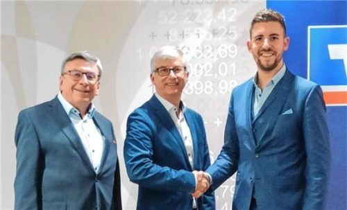Vorstand Reinhard Frauscher zusammen mit Siegfried Sieghart und dessen Nachfolger Simon Baumgartl bei der Stabübergabe (von links).Foto Volksbank-Raiffeisenbank