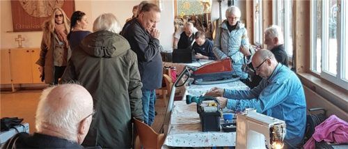 Warum immer gleich wegwerfen? Manche Geräte lassen sich mit wenig Aufwand reparieren. Die Experten im Repair-Café in Oberaudorf machen es vor. Foto re