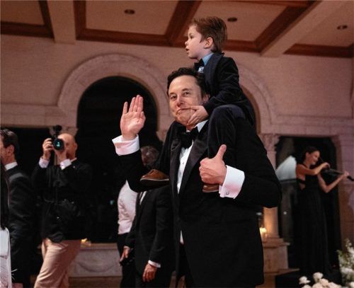 Was will Elon Musk – hier mit seinem Sohn „X AE A-Xii“ auf Donald Trumps Silvesterparty – durch seine Unterstützung der AfD bewirken? Manche glauben: Musk will noch mehr Einfluss, Macht – und vor allem noch mehr Reichtum. Foto dpa