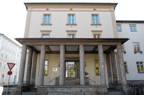 Weil sich ein Sohn um sein Erbe geprellt fühlte, landete ein Ehepaar aus Nußdorf vor dem Schöffengericht in Rosenheim. Foto dpa