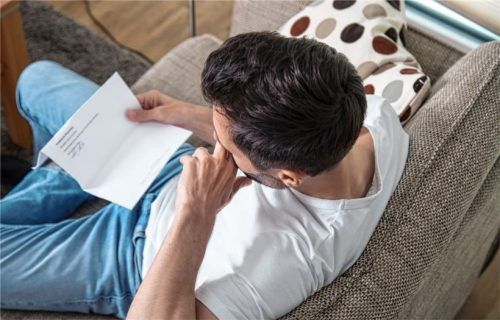 Wer eine betriebsbedingte Kündigung erhält, informiert sich am besten schnell zum Thema Kündigungsschutzklage. Foto Christin Klose/dpa-tmn