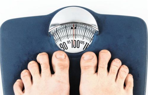 Wer im Jahr 2025 ran an den Speck will, der findet beim SV-DJK Kolbermoor zahlreiche Fitnesskurse, die dabei helfen können, dass die Waage bald weniger anzeigt. Foto dpa