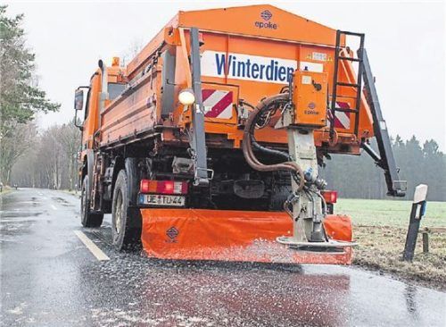 Winterdienst mit Streusalz: Was glatte Straßen freimacht, kann bei Autos für Probleme sorgen. Foto Philipp Schulze/dpa