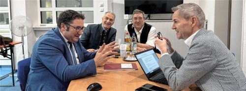 Wirtschaftsstaatssekretär Tobias Gotthardt von den Freien Wählern (links, zusammen mit dem Bundestagskandidaten Josef Hofer und dem Landtagsabgeordneten Sepp Lausch) im Gespräch mit OVB-Reporter Michael Weiser (rechts). Foto Regina Bonk/Freie Wähler