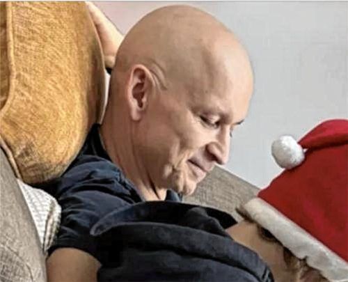 Wünschen sich nichts sehnlicher als die Chance auf noch etwas mehr Zeit gemeinsam: Der schwer an Krebs erkrankte Sebastian Uhl aus Bad Aibling, sein kleiner Sohn und Ehefrau Sandra (nicht im Bild). Die Familie hofft auf eine neue Therapieform. Foto privat