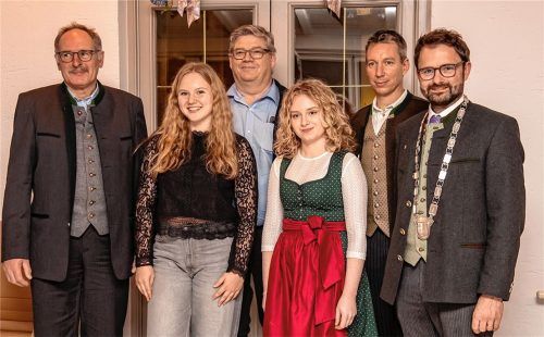 Wurden für besondere Leistungen gewürdigt: (von links) Josef Forstner, Mina Heinritzi, Florian Lechner, Emma Huber, Dominikus Sperr mit Bürgermeister Johannes Zistl (rechts). Fotos meixner