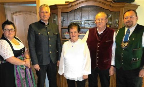 Zu ihrem 80. Geburtstag gratulieren Marie-Luise Oswald Mitte) Schwiegertochter Annemarie, Bruckmühls Bürgermeister Richard Richter, Ehemann Georg und Sohn Martin (von links). Foto baumann