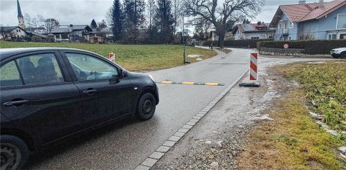 Zur Erhöhung der Sicherheit wurden Temposchwellen in Griesstätt angebracht. Die neue Verkehrsregelung in den 30er-Zonen sorgt für Unruhe in der Gemeinde. Foto mb