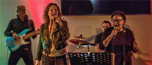Zwei starken Stimmen: Katja Ritter (vorne, links) und Janet Huber an den Mikrofonen. Foto kewitsch