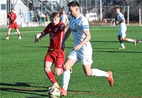 1860-Akteur Lucas Gratt stört hier den Erlbacher Timo Sokol entscheidend.Foto Franz Ruprecht
