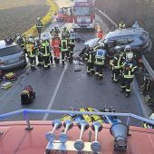 Fahrer eingeklemmt, Kinder verletzt