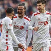 Köln besiegt Schalke und bleibt vorne