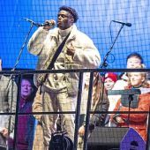 Links hinten spielt die Musik