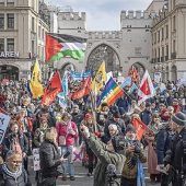 Tausende auf den Straßen