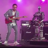 Ein Musiker und sein Roboter-Gitarrist