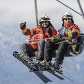 Sitzen zwei Feuerwehrmänner im Sessellift…