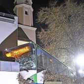 Linienbus donnert in Optiker-Laden