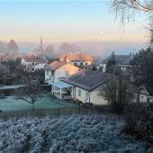 Mystisch anmutend und vom Nebel umgeben