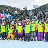 Kleine Skifahrer haben jede Menge Spaß