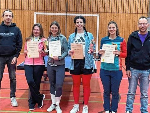 Abteilungsleiter Rainer Zelder (links) und Andy Gartner gratulierten in der Damen-Wertung (von links) Manuela Kiessig, Uschi Bauer, Nina Birkel und Maria Westner. Foto stache