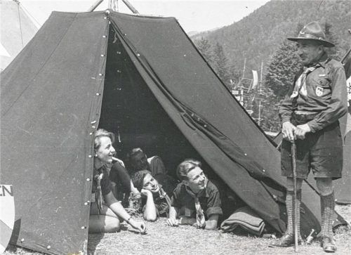Alexander Lion (rechts) unterhält sich auf dieser undatierten Aufnahme mit Pfadfindern aus Baden. Foto AdJb, N 19, Nr. 27