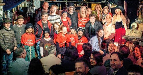 Alle zusammen auf der Bühne: Im Riederinger Theaterzelt war die Laune bestens.Foto Agentur Schlosserhaus