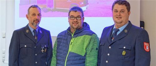 Als neues Mitglied per Handschlag aufgenommen wurde Alois Speckberger (Mitte). Über den Zugang freuen sich Kommandant Hubert Abinger (rechts) sowie sein Stellvertreter Michael Weber (links).Foto STAHUBER