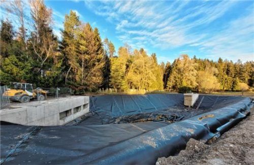 Als noch nicht abgeschlossen bezeichnet Bürgermeister Christoph Kraus die Arbeiten am Retentionsbecken in Natzing, das nach dem Umweltskandal erneuert werden musste. Foto kirchner