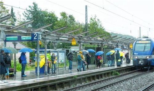 Am Bahnhof Prien stehen die Reisenden buchstäblich im Regen.Foto Berger
