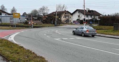 Am Bahnübergang bei Eitzing ist es in den vergangenen sechs Monaten zu zwei Unfällen gekommen. In beiden Fällen konnten sich die Autofahrer aus ihrem Wagen retten, bevor der Zug kam. Foto Schlecker